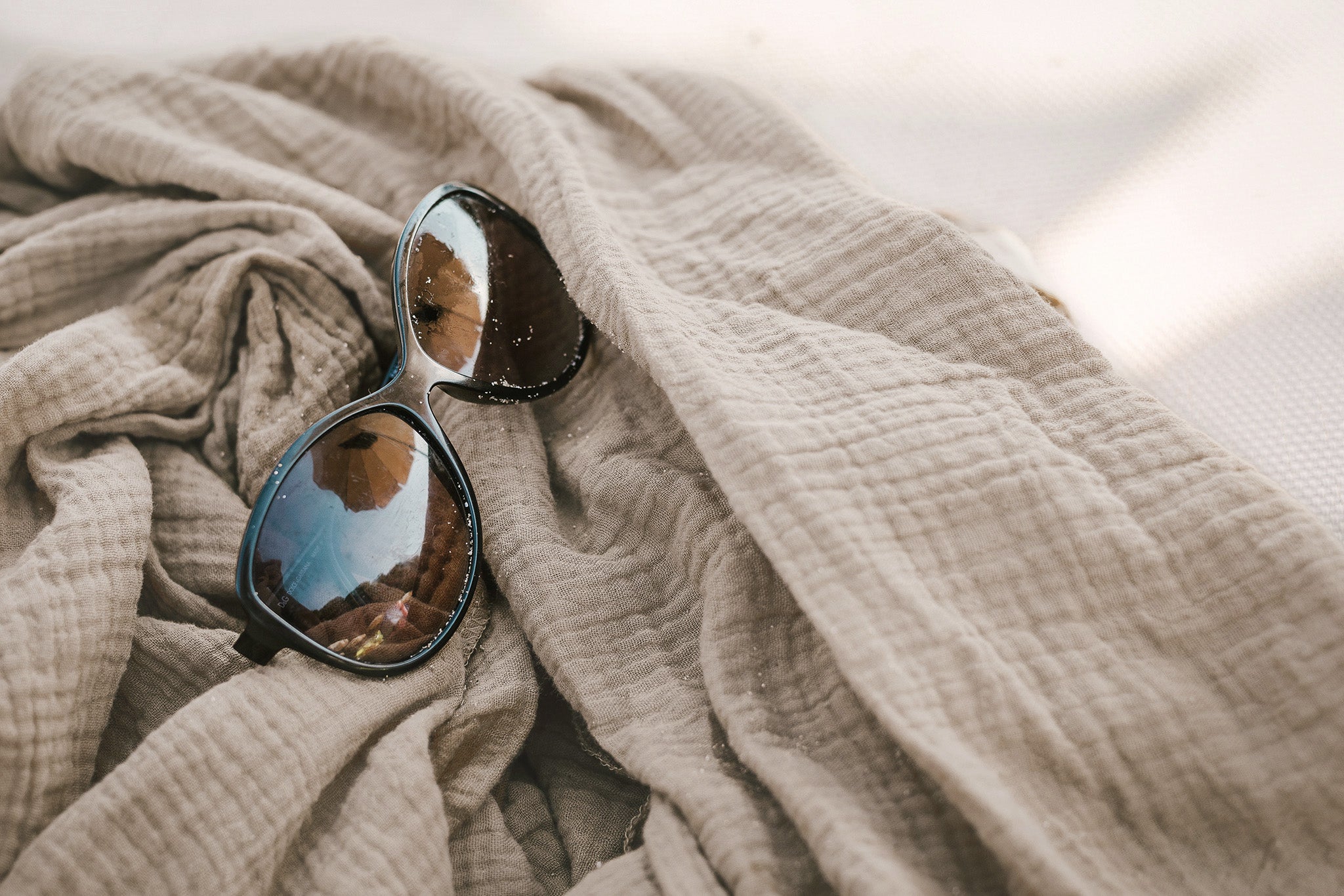 XXL hydrofiele doek op strand om mee af te drogen of als grote omslagdoek.