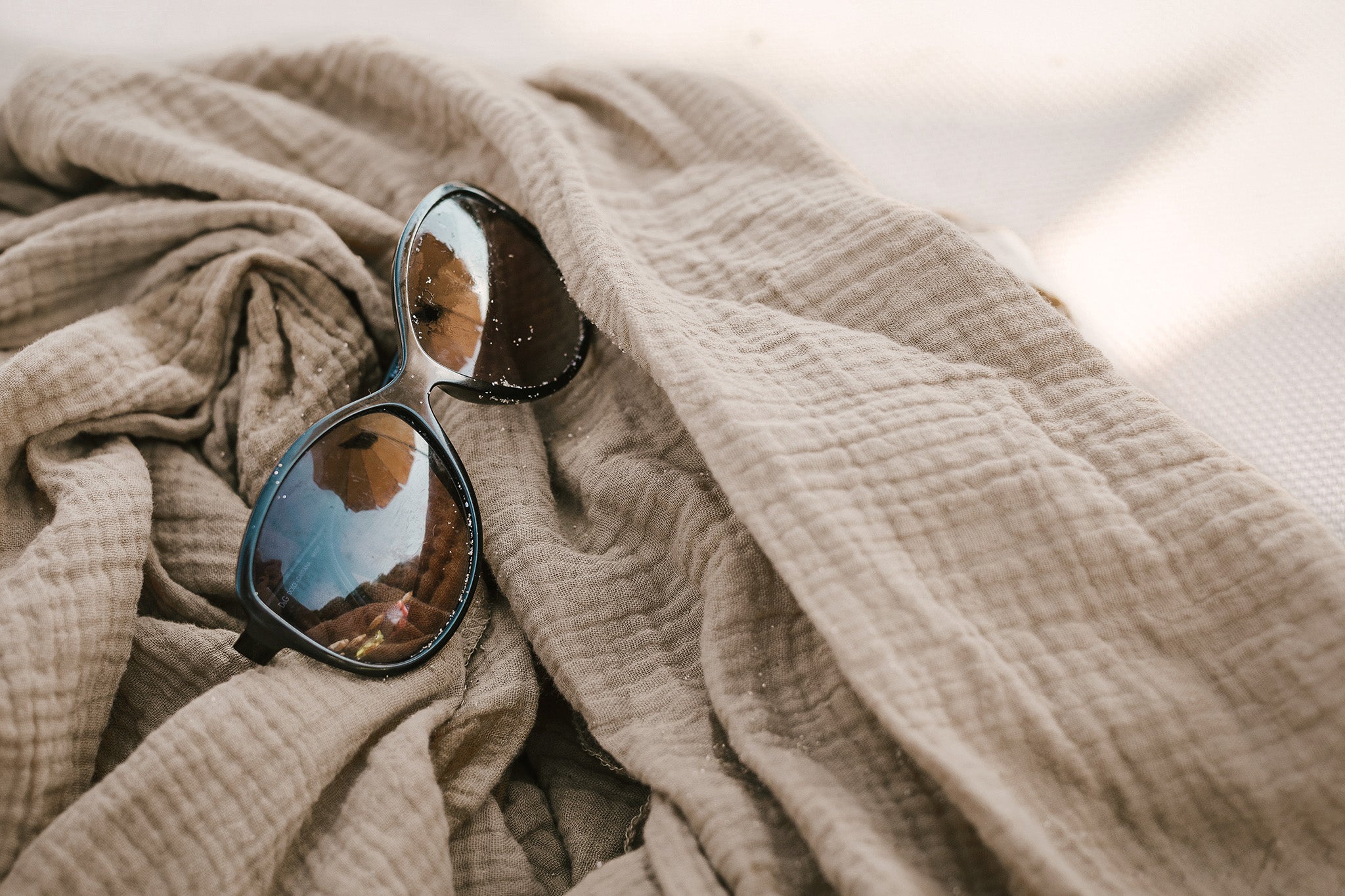 Taupe mousseline swaddle XXL voor zomer, strand en sauna