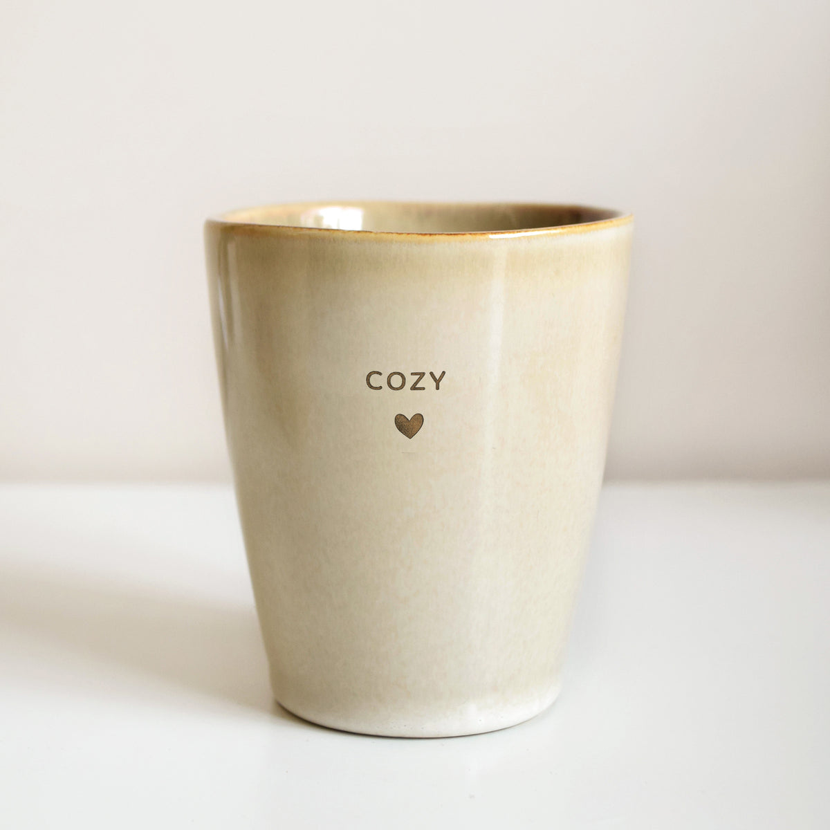 Beige gegraveerde koffiemok met tekst Cozy