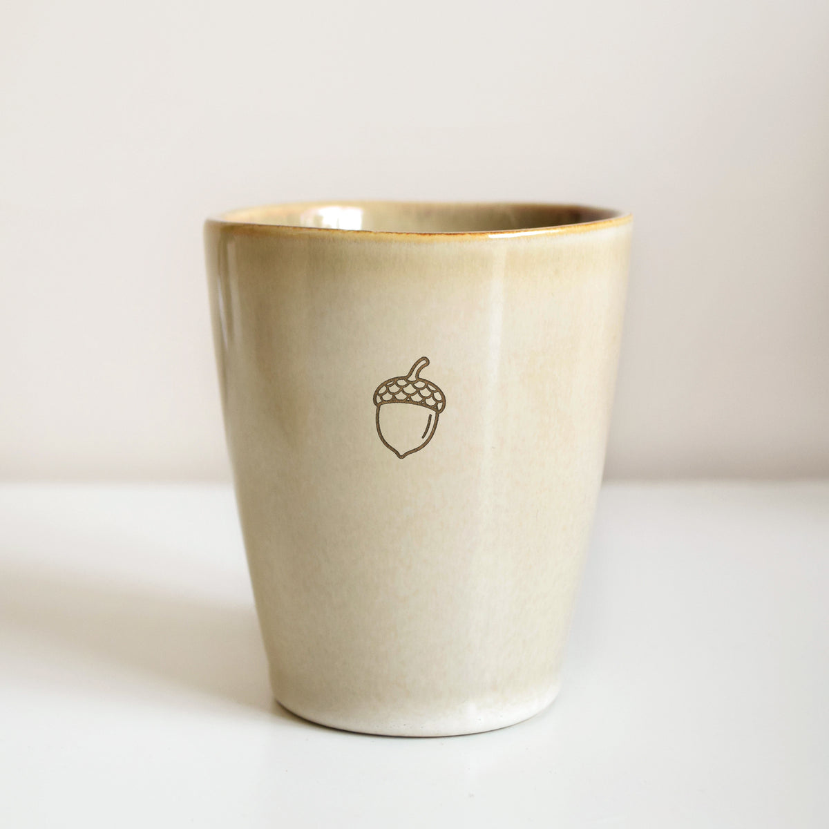 Beige gegraveerde koffiemok met eikeltje