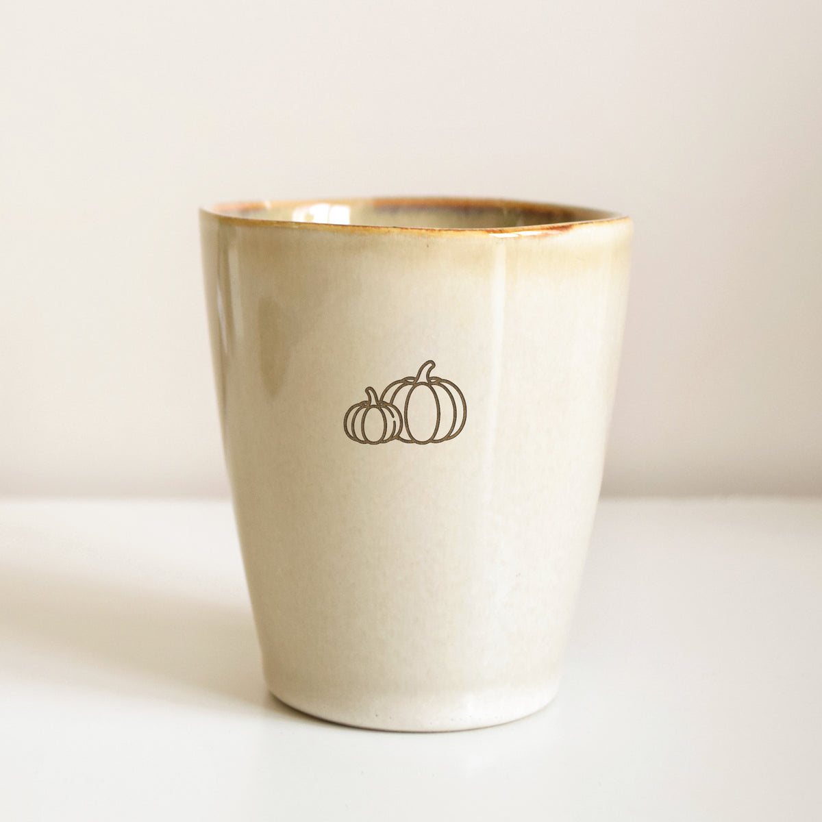 Beige gegraveerde koffiemok met pompoenen