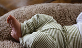 baby met newbornbroekje met groene strepen