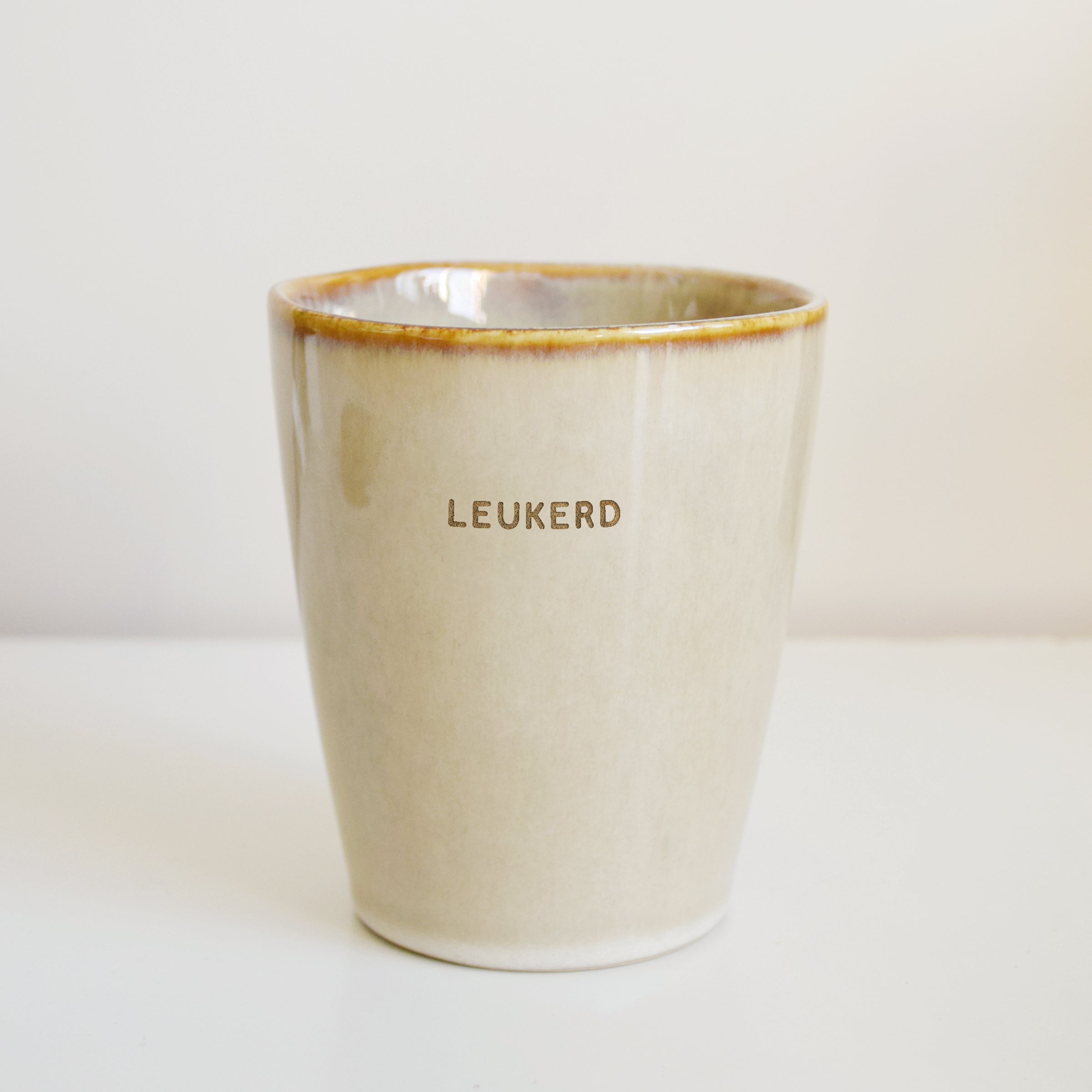 beige met bruine mok met tekst 'leukerd'