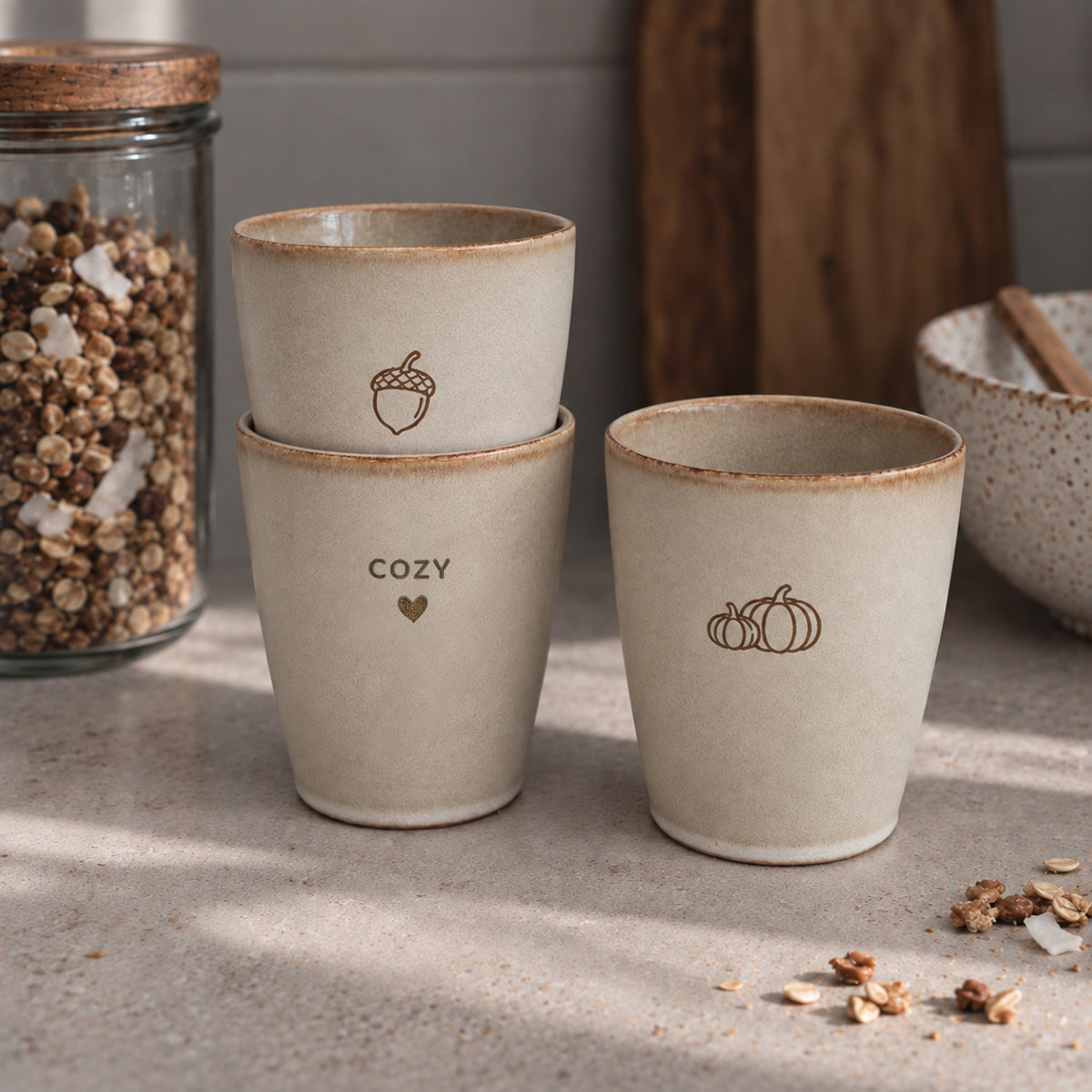 Drie beige gegraveerde herfst koffiemokken met eikeltje, pompoentjes en Cozy Season