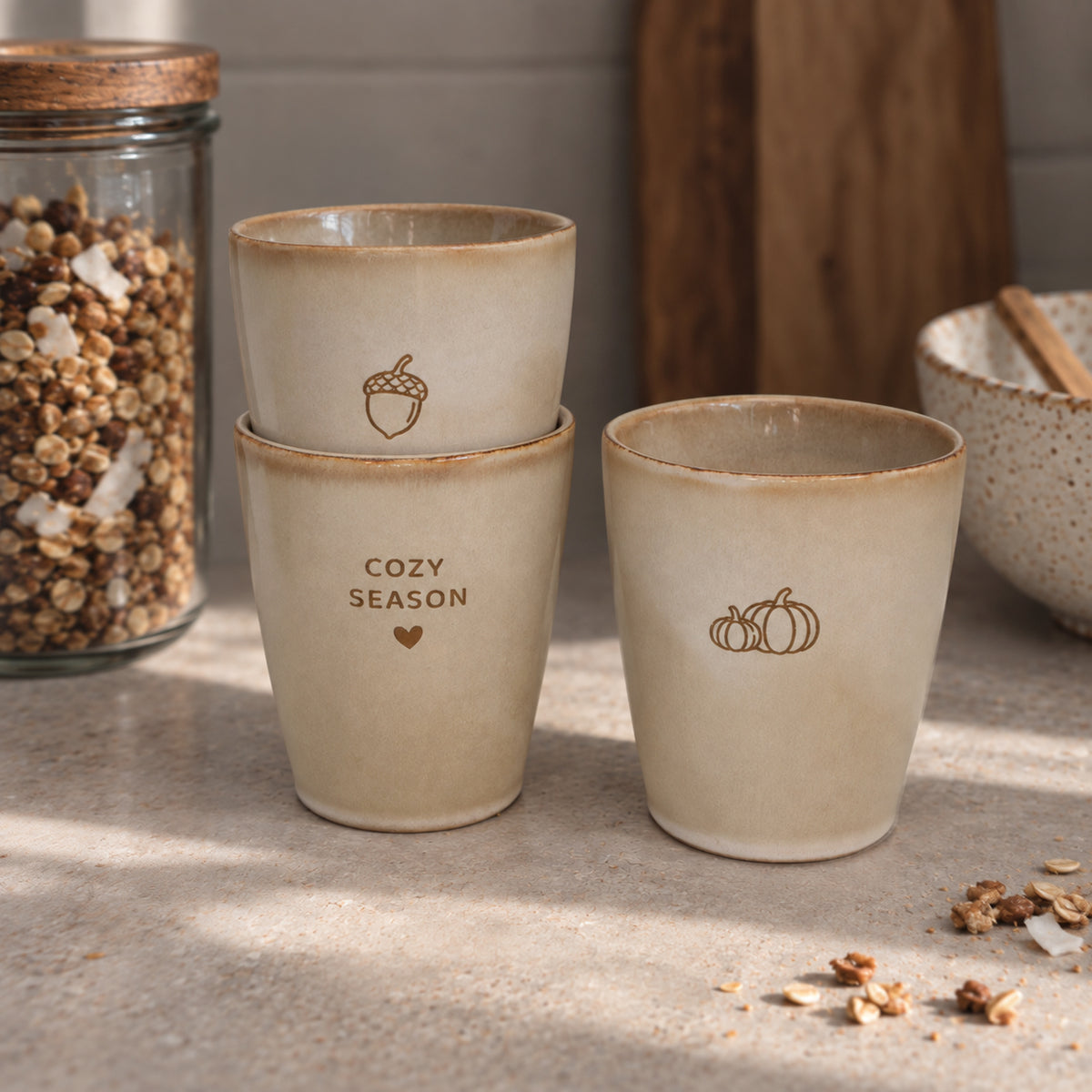 Drie beige gegraveerde herfst koffiemokken met eikeltje, pompoentjes en Cozy Season
