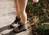 kind met aansluitende legging in bruintint met bloemenprint