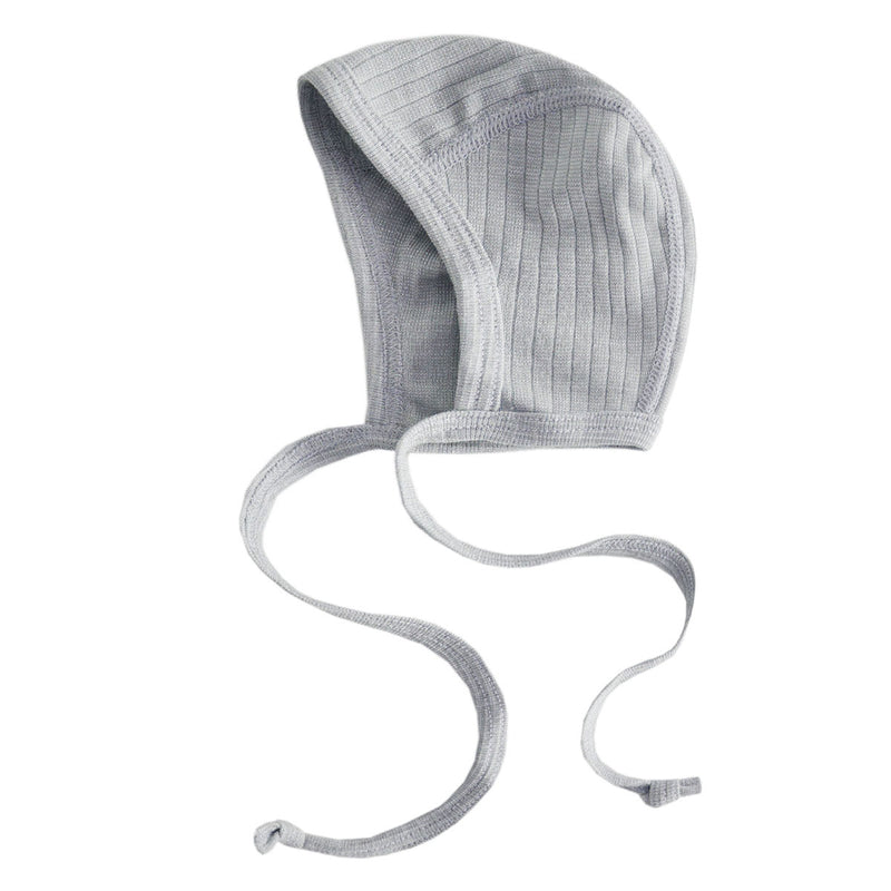 grijs bonnetje met strik touwtjes
